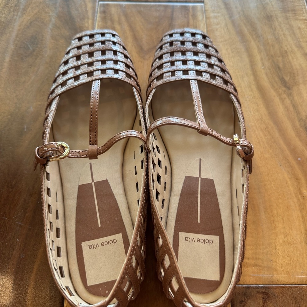 Dolce Vita Rains T-Strap Flat (Women). Good condition size 6 - Picture 3 of 7